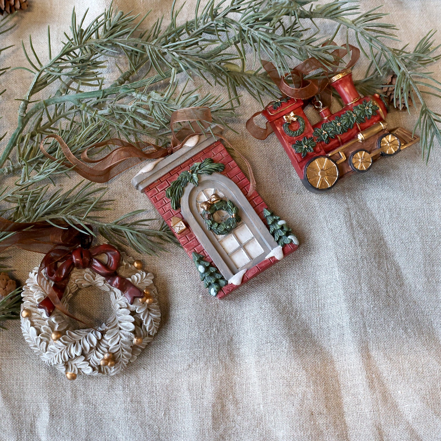 Set of 3 Christmas tree ornaments with ribbon. Generosa home