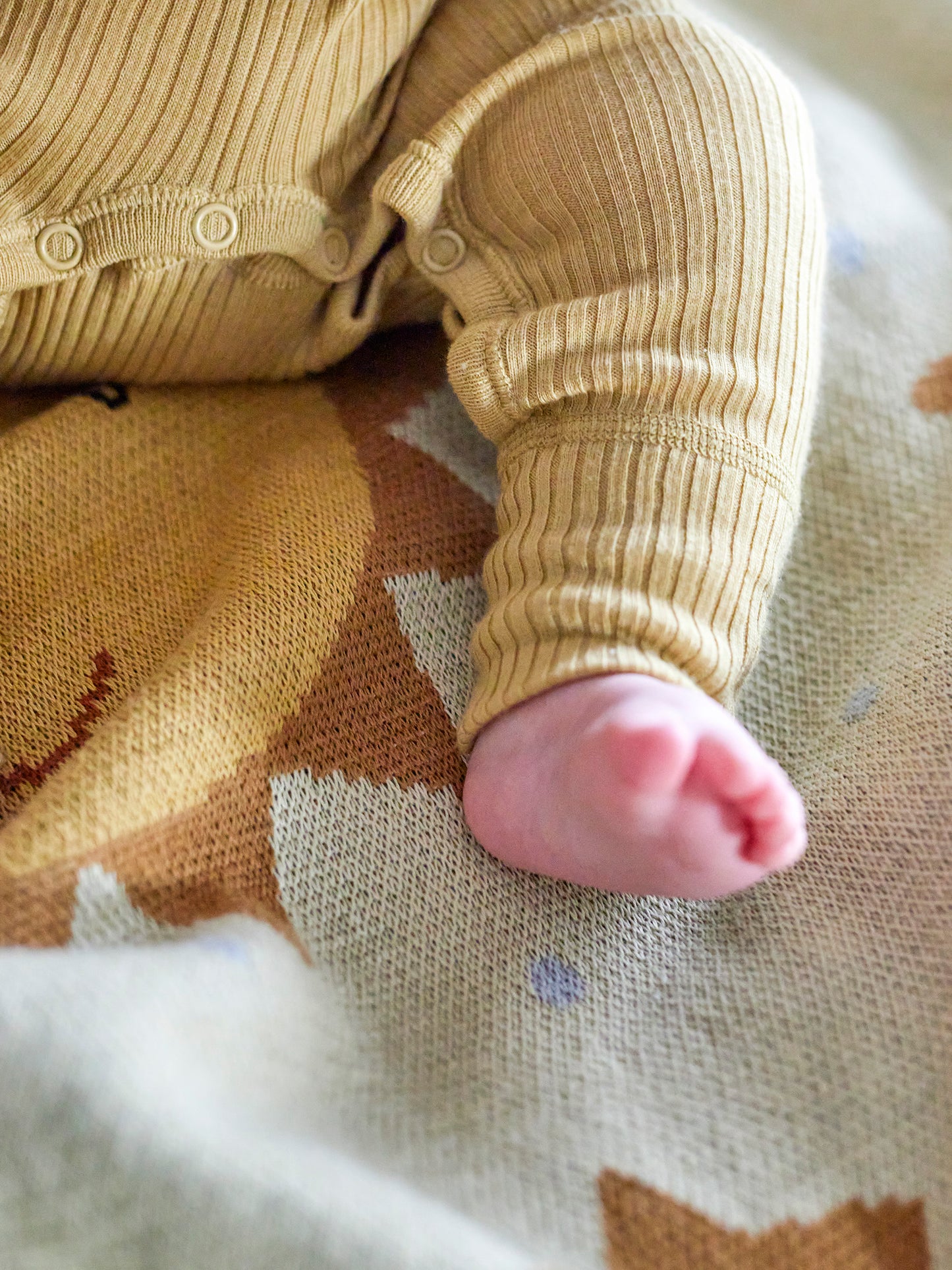 Generosa Home- The Vigge Throw by Bloomingville MINI is a knitted blanket made of Oeko-Tex certified cotton. The blanket is super cute with the moon, sun and other sky-themed figures and is the perfect size for younger children. With tassels in each corner, as a nice detail.