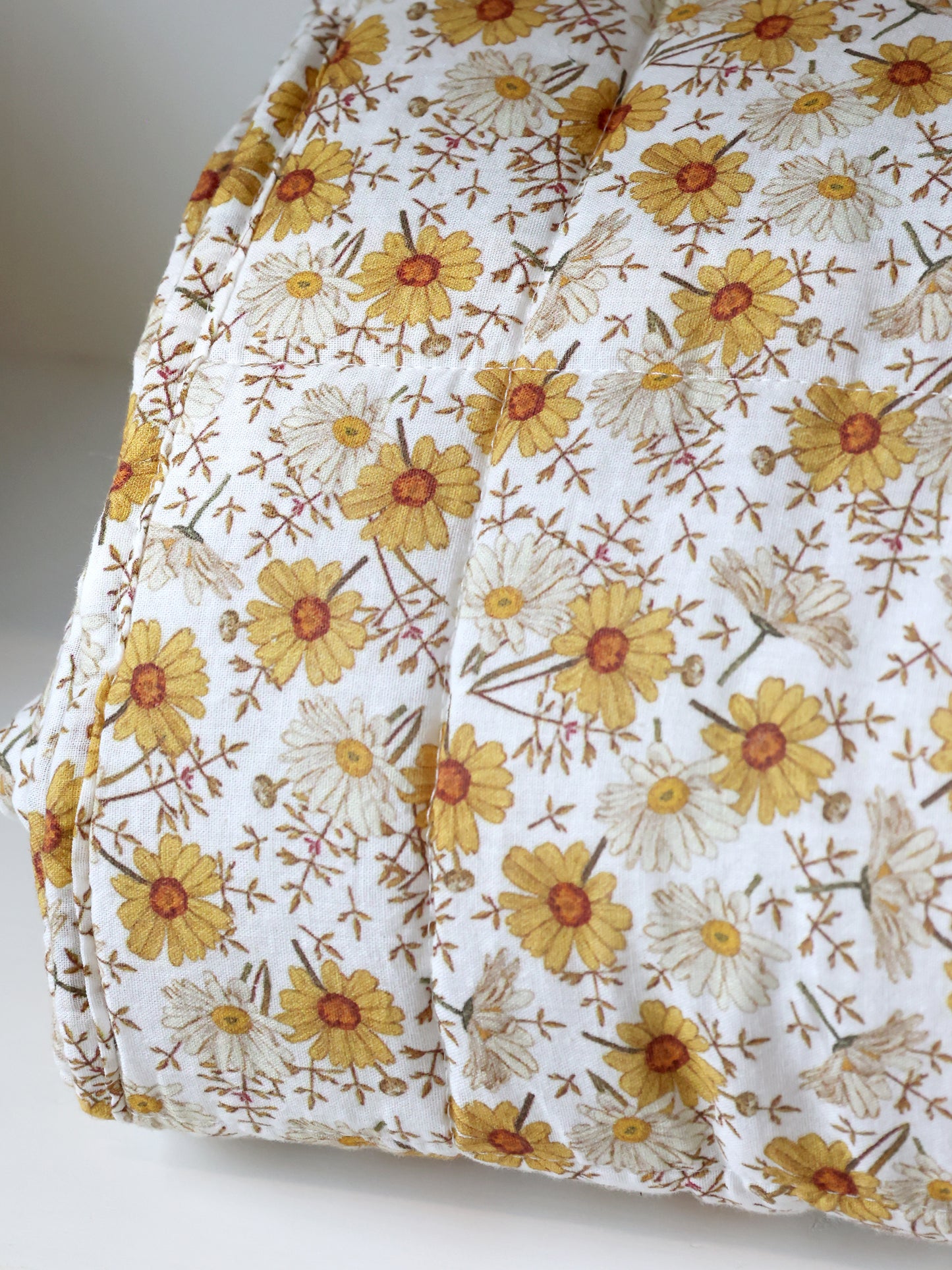 Quilt with daisies