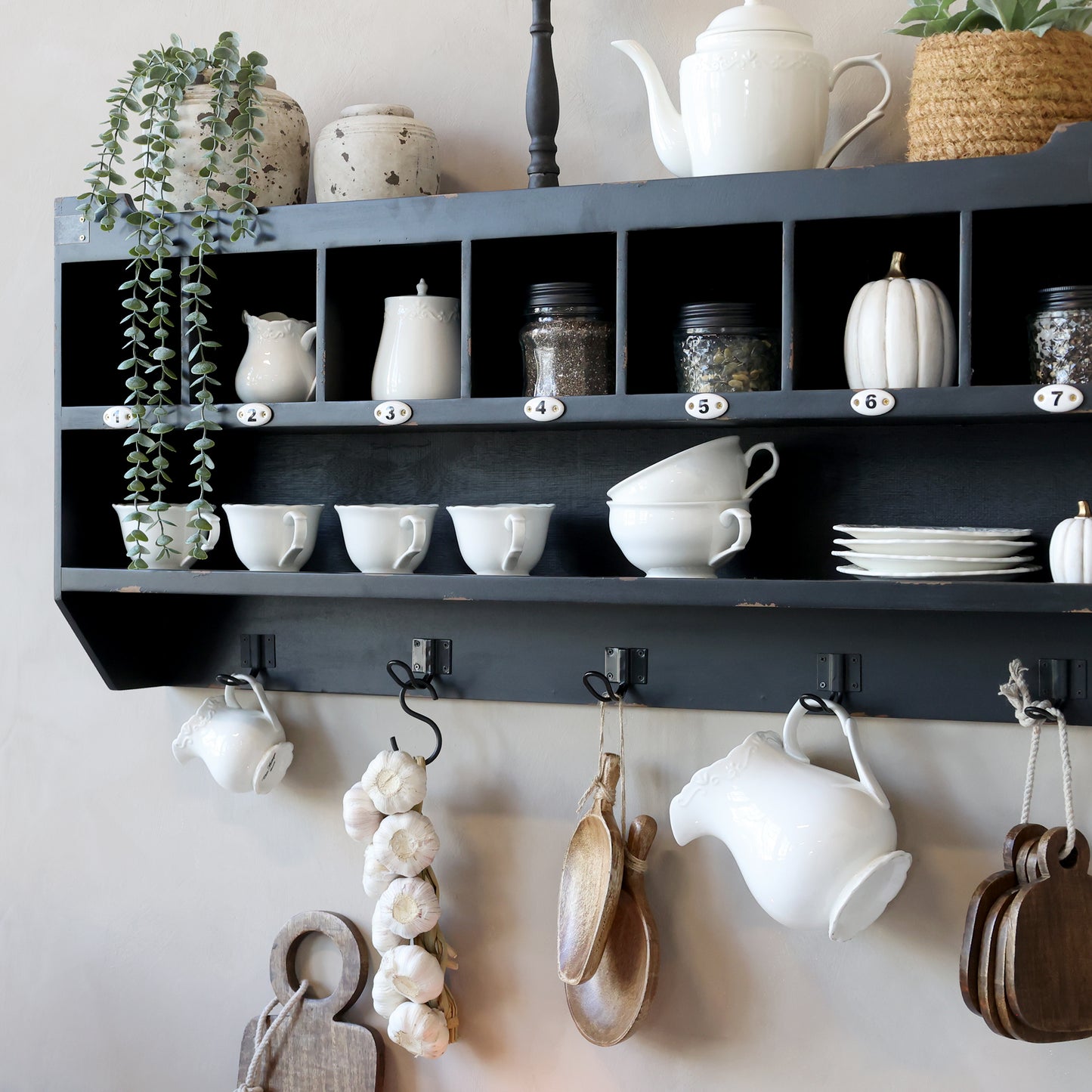 Sorting Shelf w. 7 compartments & 5 hooks