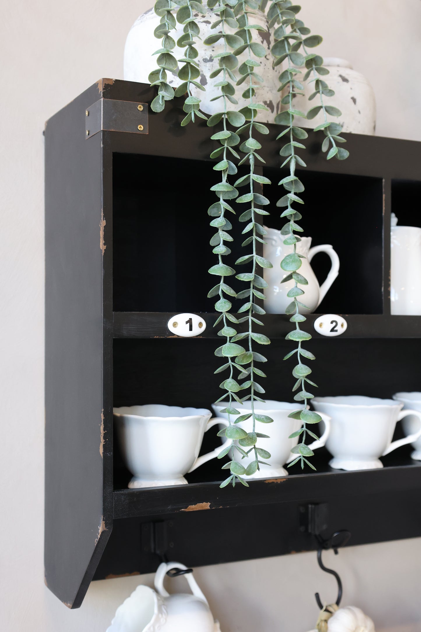 Sorting Shelf w. 7 compartments & 5 hooks