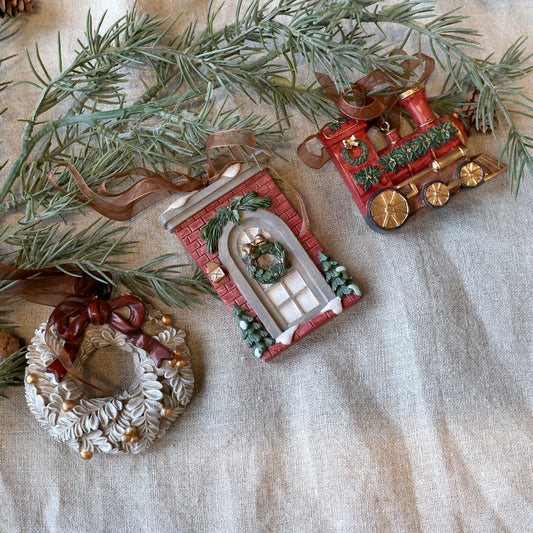 Set of 3 Christmas tree ornaments with ribbon. Generosa home