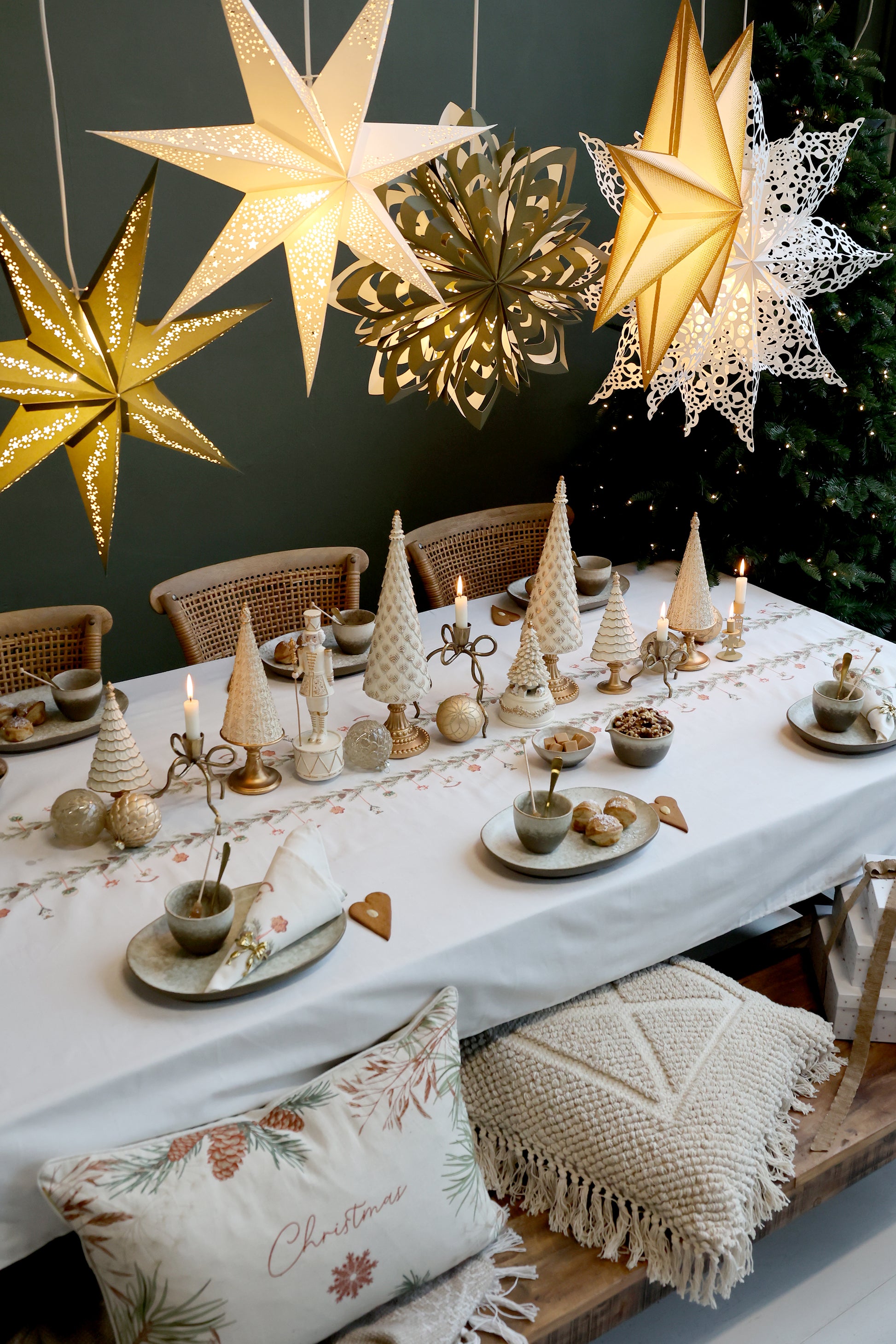 Decorative Christmas table setting with star-shaped lights and festive decor.