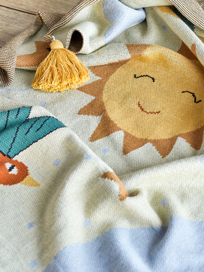 Generosa Home- The Vigge Throw by Bloomingville MINI is a knitted blanket made of Oeko-Tex certified cotton. The blanket is super cute with the moon, sun and other sky-themed figures and is the perfect size for younger children. With tassels in each corner, as a nice detail.