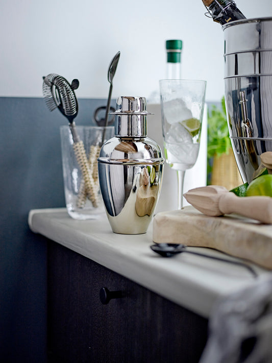 Elevate your cocktail game with the Bloomingville Cocktail Shaker. Made of sleek, silver-look stainless steel, this shaker exudes elegance and style. Enjoy mixing and serving your favorite cocktails in a whole new way.

D9xH19 cm