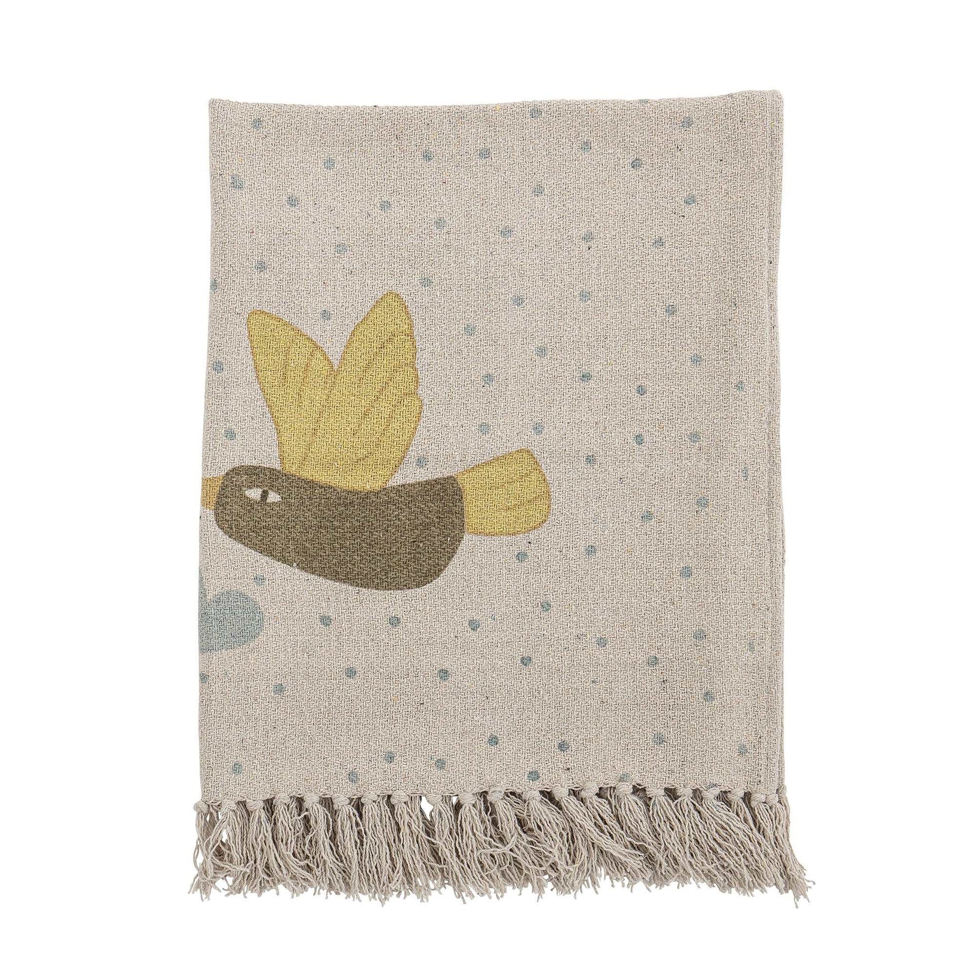 The Alois Throw by Bloomingville MINI has a beautiful and relaxing print with bird pattern. The throw is made of recycled cotton material and has tassels, which gives a modern look. It is a soft, warm and cozy throw that you easily can use in other rooms than the children's room. Dimensions: L100cm xH80cm Material : recycled Cotton