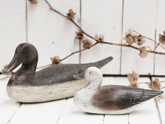 This Old Style Duck is a classic decoy duck replica with a country-style decoration that is highly realistic and perfect for any outdoor enthusiast. It is sure to bring a touch of style to any outdoor decor.  Dimensions: H15/L41 cm  Material: Polyresin  Antique Mocca/White - Generosa