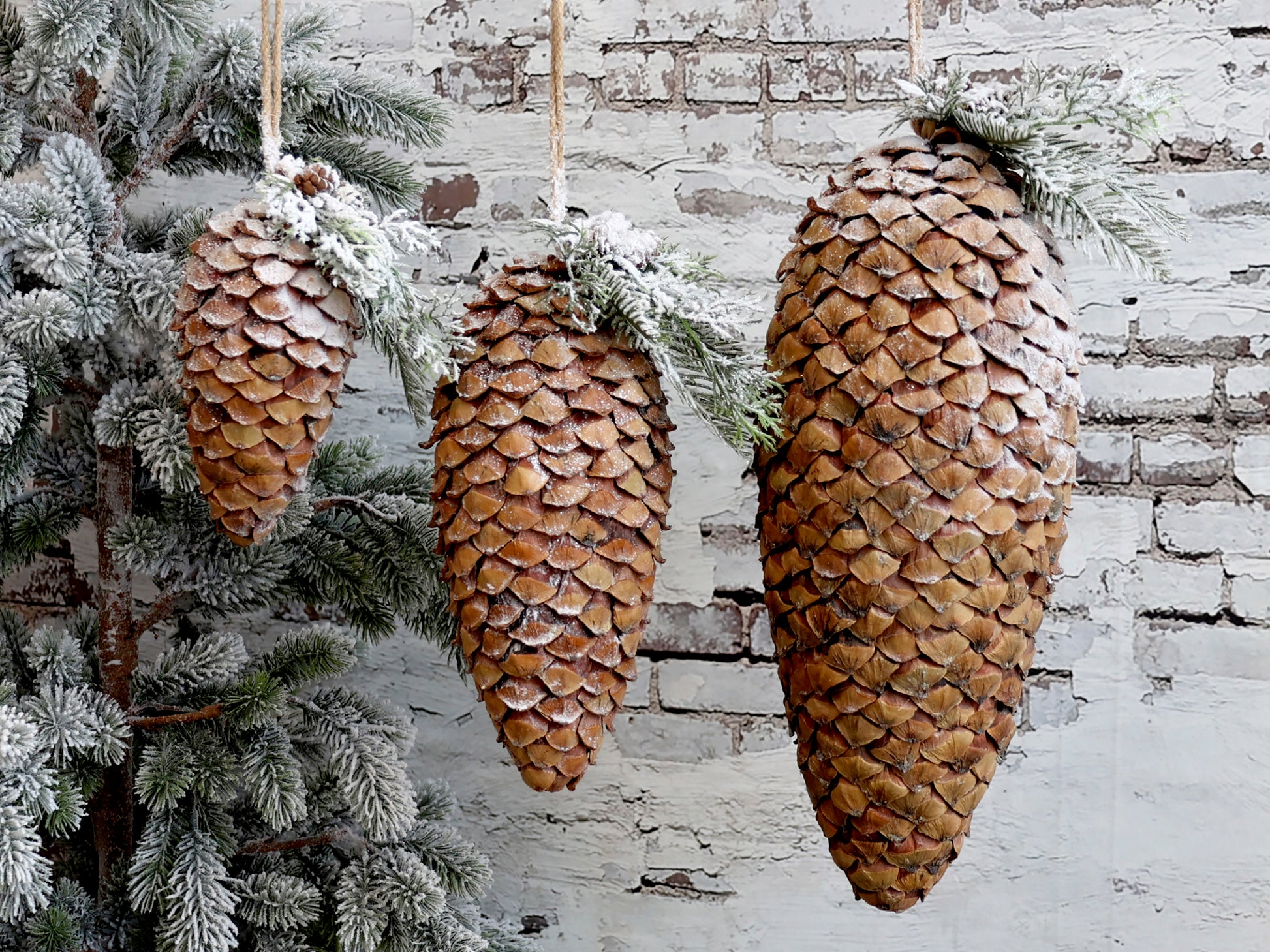 Fleur Pine Cone with Snow & Glitter freeshipping - Generosa